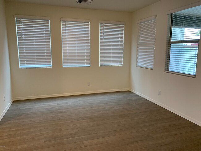 Foto del edificio - 8813 W Jefferson St