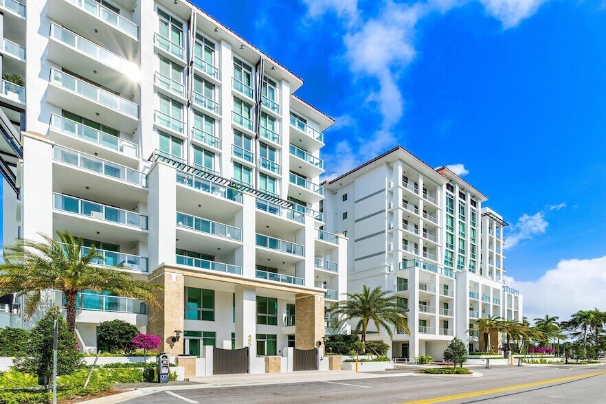 Foto principal - 495 E Royal Palm Rd