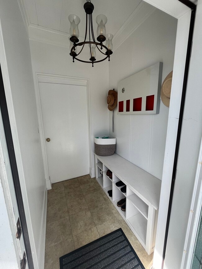 Entry - 828 White St