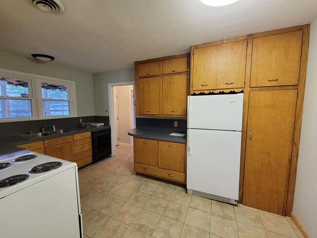 Building Photo - Four Bedroom House: Hilltop Madison Avenue!