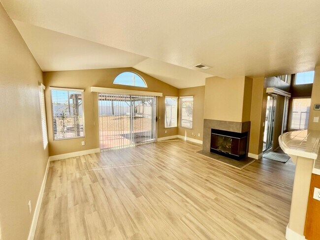 Building Photo - Bright and spacious 3 bed / 3 bath single-family home in the desirable Rancho Del Oro area of Oce...