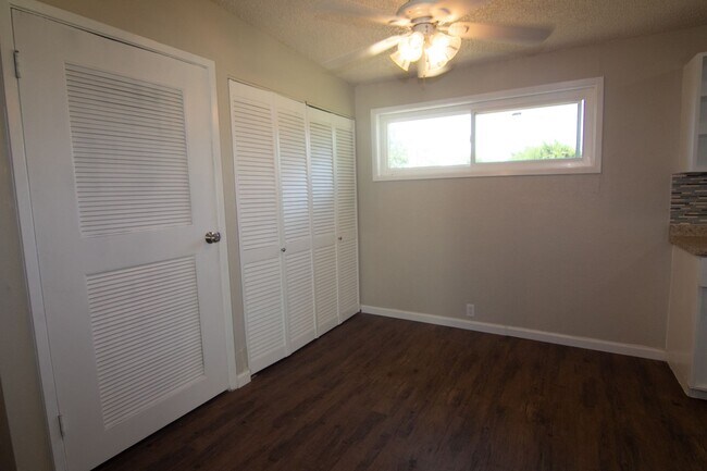 Foto del edificio - Cute 3 bed 1 bath Large Back Yard