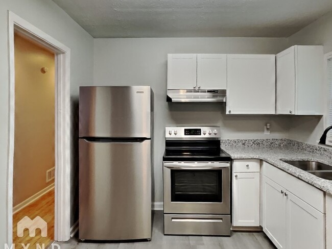 Building Photo - 247 Roxbury Dr