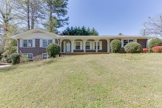 Building Photo - 1571 Folkstone Rd NE