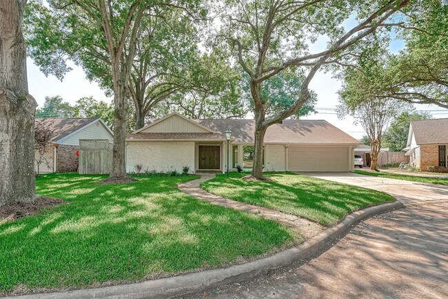 Building Photo - 1719 Shadow Bend Dr