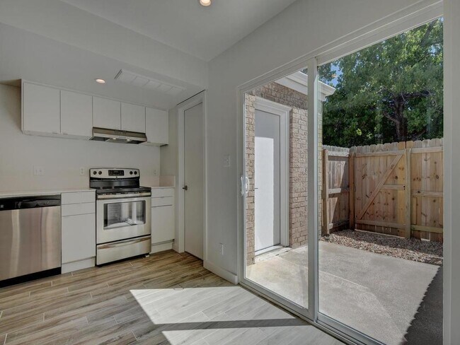 Foto del edificio - 8812 Dawnridge Cir