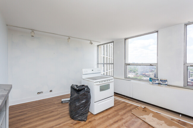 Building Photo - 2626 N Lakeview Ave