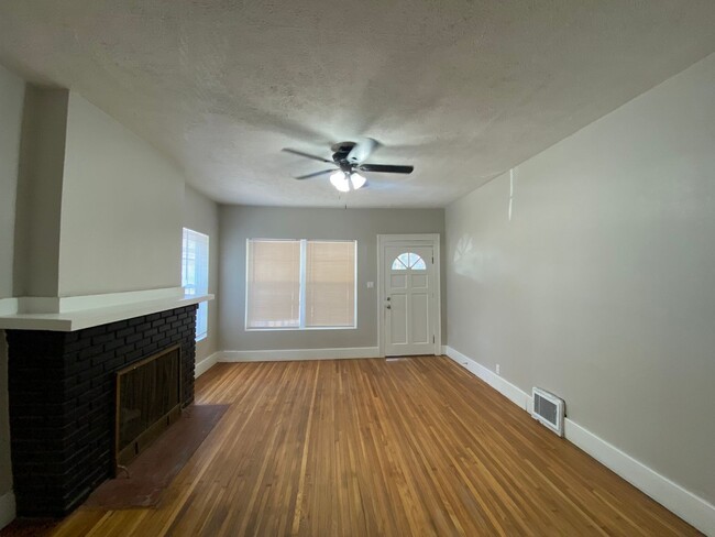 Building Photo - $1195 - 3 bedroom / 1 bathroom - Beautiful...