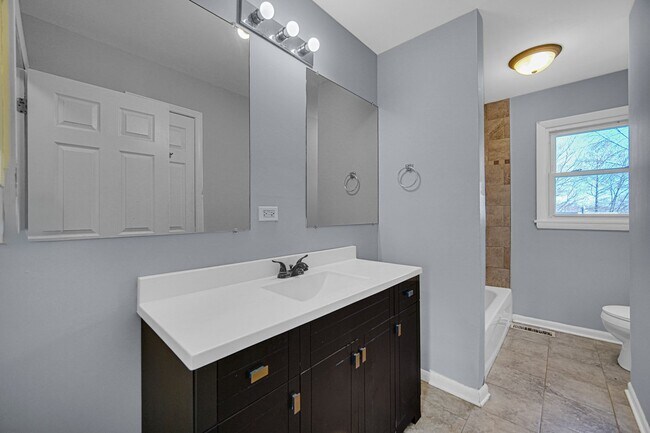 Building Photo - Spacious 4-Bedroom Split-Level in University Park