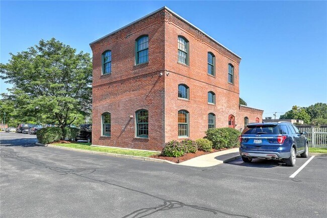 Building Photo - 20 Newman Ave