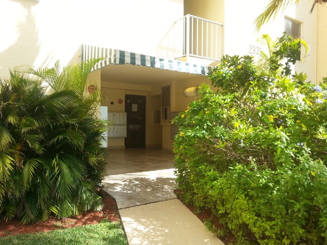 Foto del edificio - 2935 NE 163rd St