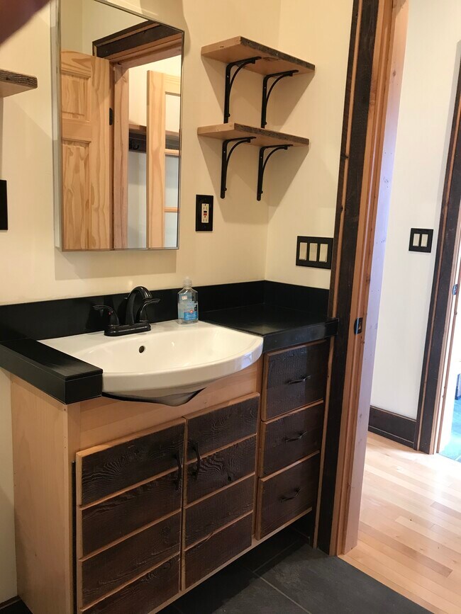 Baño del primer piso - 3507 Bigelow Blvd