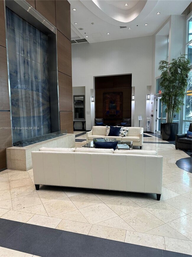 Building Photo - 1155 Brickell Bay Dr