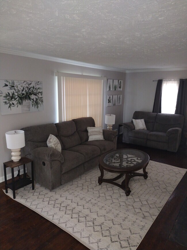 Sala de estar - 4026 Verona Rd