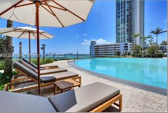 Foto del edificio - 650 NE 32nd St