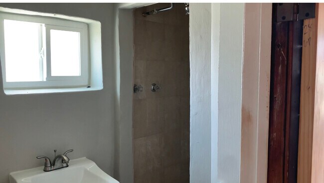 walk in shower - 420 N Norma St