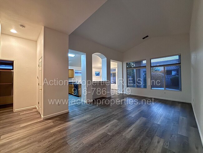 Foto del edificio - Single Story in Sun City 55+ Community - Access to all Amenities Included - Low Maintenance Yards!