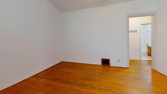 Foto del edificio - Raised First Floor North Center Two Bedroom