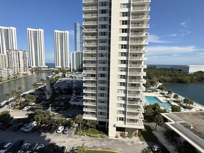 Foto del edificio - 500 Bayview Dr