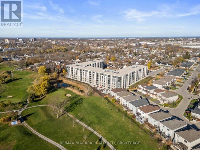 Photo du bâtiment - 50 Herrick Ave