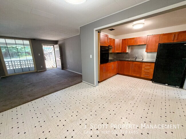 Building Photo - 2801 W Glenrosa Ave