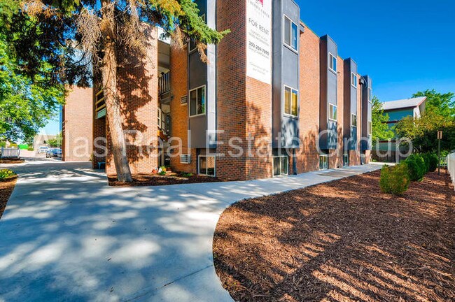 Building Photo - 981 S Dahlia St