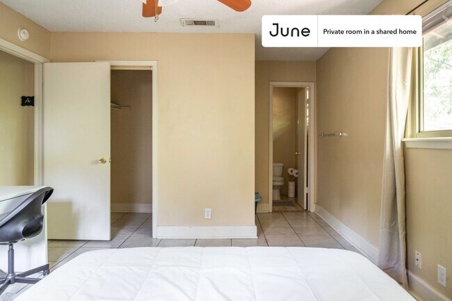 Building Photo - Room in Shared 3 bed/2 bath home