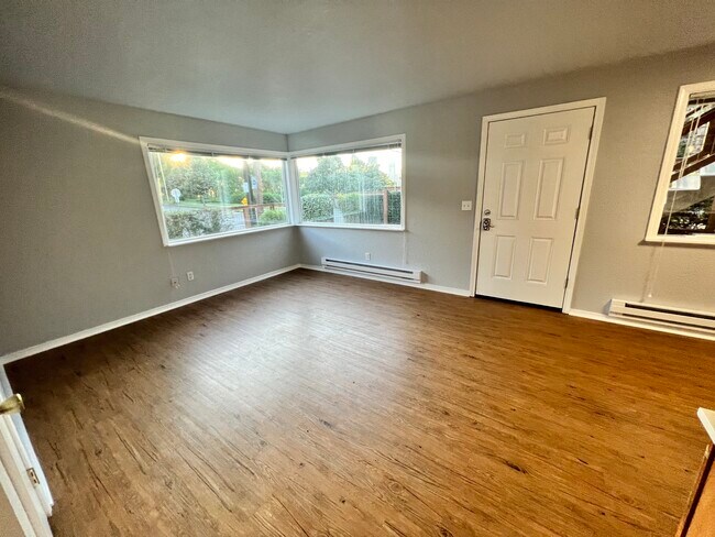 Fantastic natural light in the living room - 1201 S Judkins St
