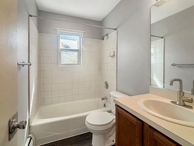Building Photo - 533 W 20th St