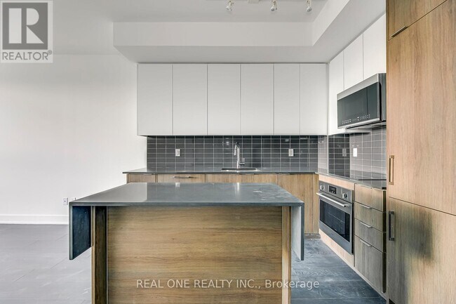 Photo du bâtiment - 2489 Taunton Rd