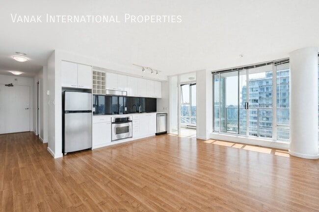 Building Photo - 2 Bed + Den + Solarium | 2 Bath | Parking | Spectrum