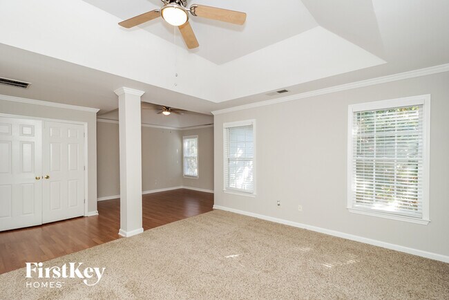 Building Photo - 2915 Villa Lake Dr