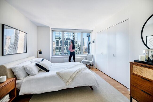 Building Photo - 601 W 57th St