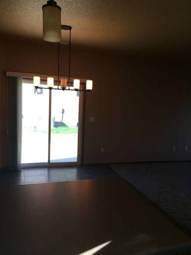 Building Photo - End unit Townhouse