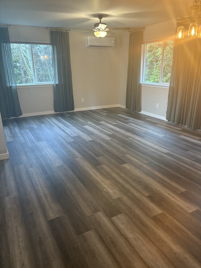 Building Photo - 61 E Ellinor Peak Pl