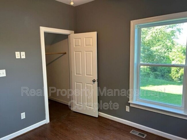 Building Photo - 5007 Killam Ave