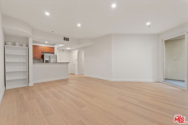 Building Photo - 620 S Gramercy Pl