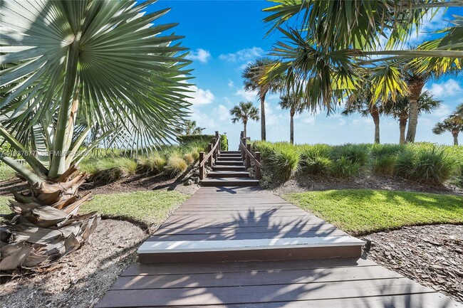 Foto del edificio - 3739 Collins Ave