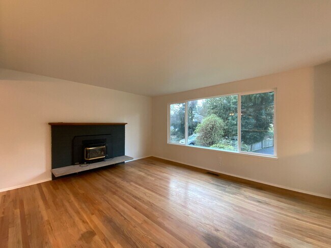Foto del edificio - Extremely Spacious 5bd/2bth Split Level Home!