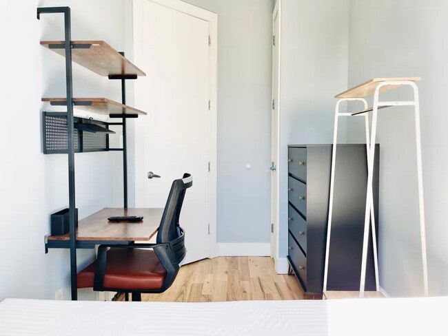 Foto del edificio - Furnished room/NOT APARTMENT