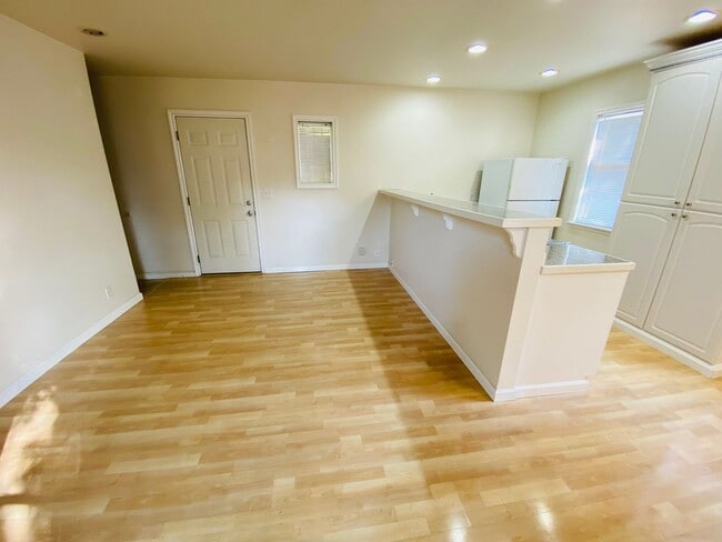 Building Photo - One Bedroom Cottage Style Home in Central Everett