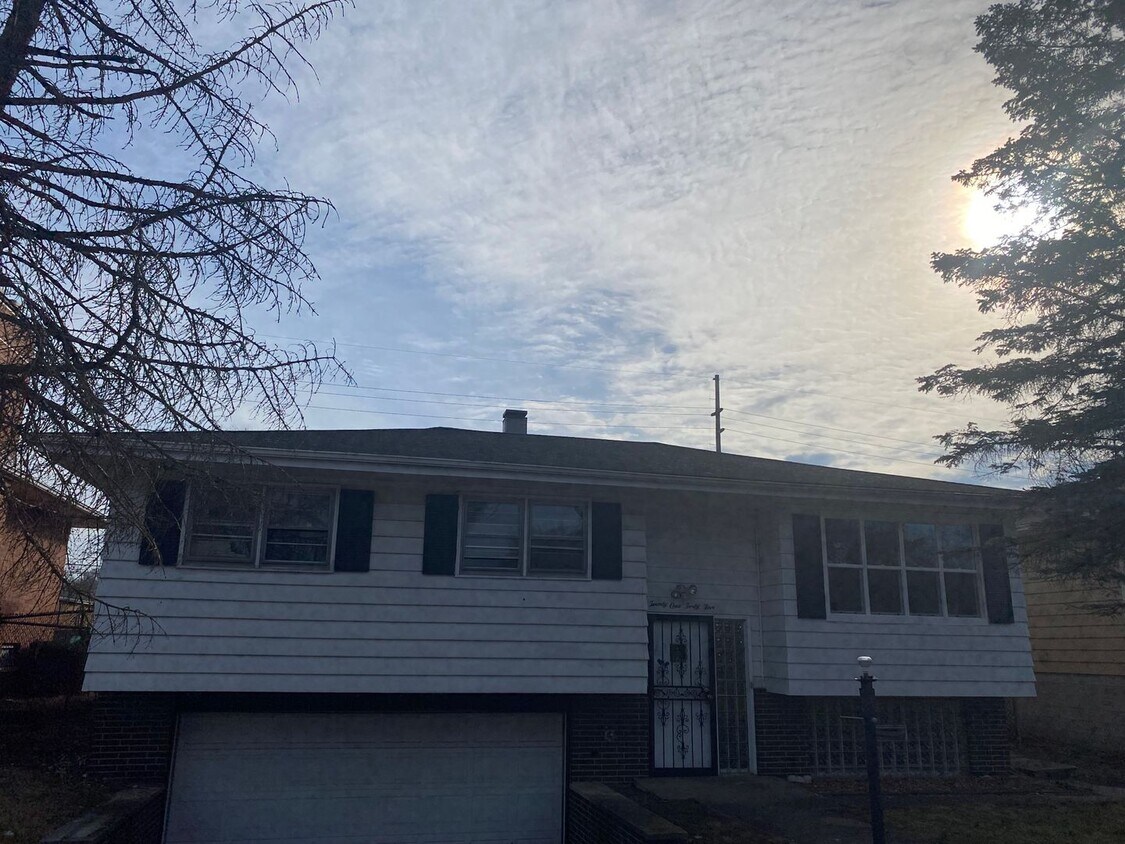 Primary Photo - Big 3 Bedroom Home with Garage For Rent