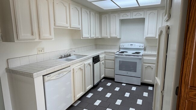 Building Photo - 2805 E 3rd St