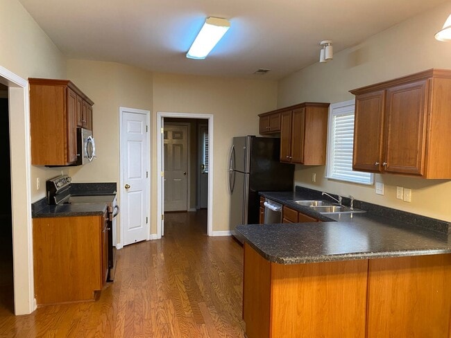 Foto del edificio - Adorable 3 bedroom 2 bath new carpet, gas ...