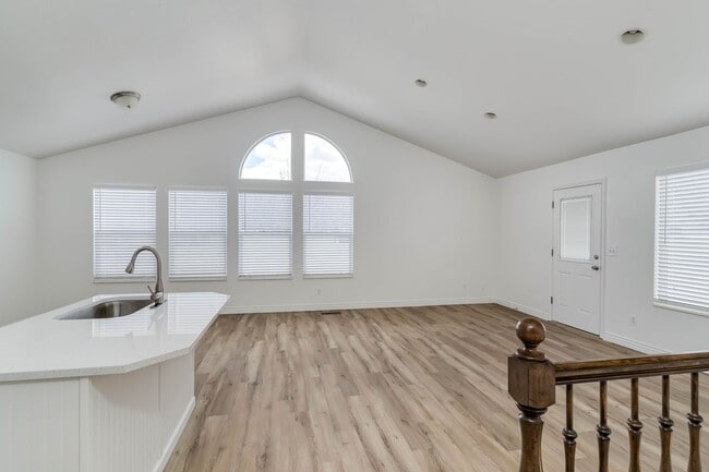 Building Photo - Beautiful Single Family Home For Rent Loca...