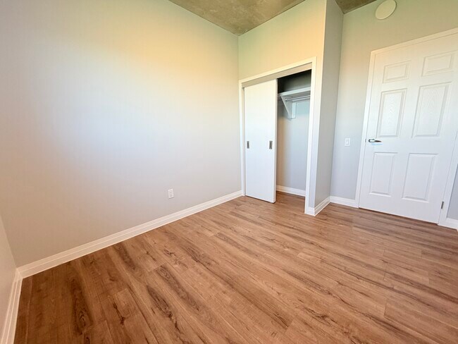 Photo du bâtiment - Modern 1-Bedroom 1 Bath unit at Meadowbrook Place