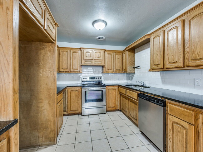 Building Photo - 1802 S Dille Ave
