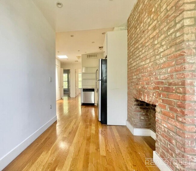 Building Photo - Stunning 3 bed 1.5 Bath w. Balcony in Bedstuy!