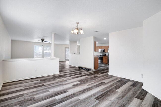 Building Photo - Recently renovated large 4 bedroom home!