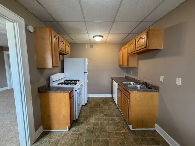 Foto del edificio - North of Downtown Akron: Updated 1BR with Tall Ceilings & Natural Light